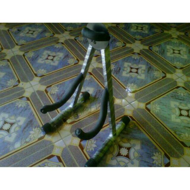 Stand Dudukan Gitar / Bass Listrik / Akustik