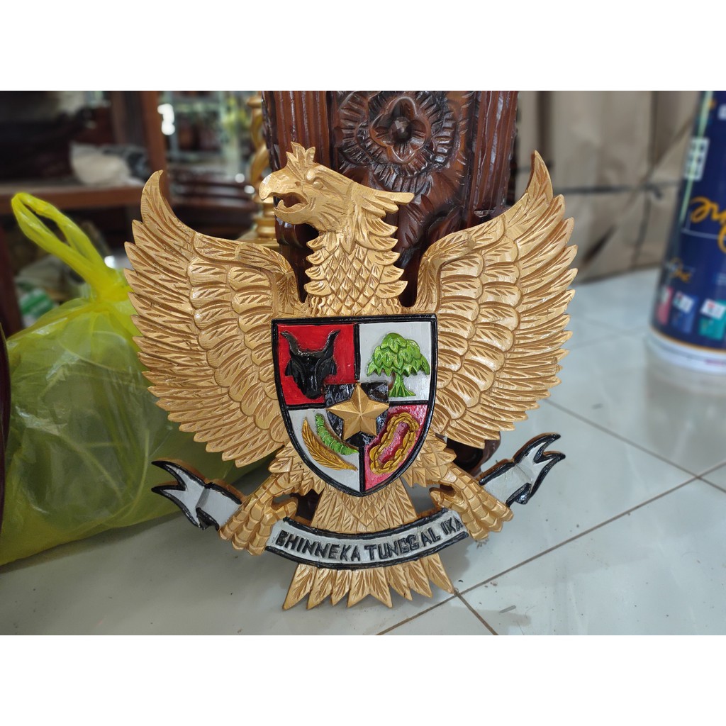 Dekorasi Dinding Pajangan Patung Kayu Garuda Pancasila Warna Emas