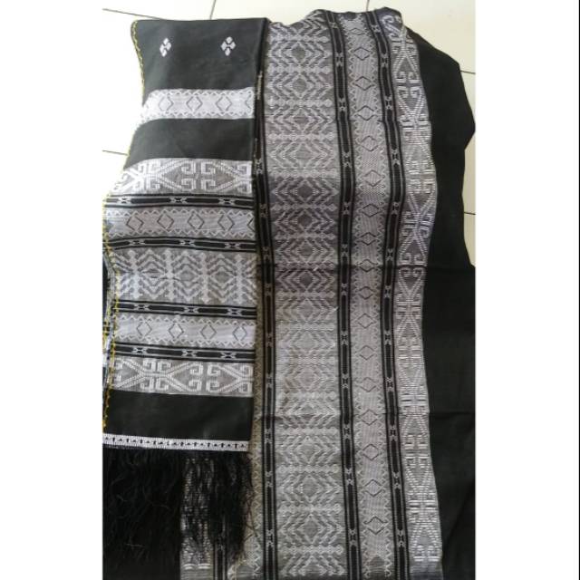 Kain sarung songket tenunan batak