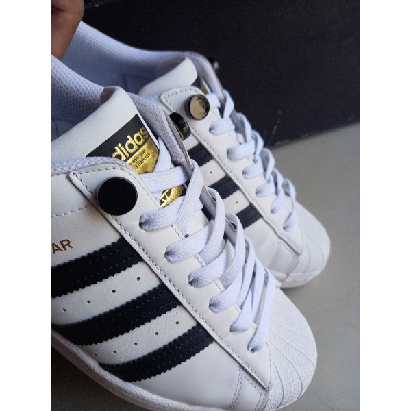 TALI SEPATU ELASTIS IZZYLACE model Studlace / Kancing