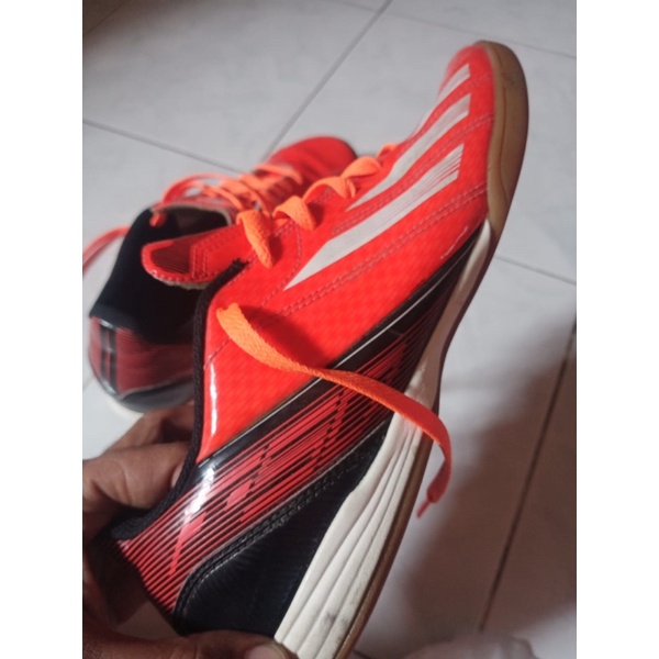 Sepatu futsal adidas F10