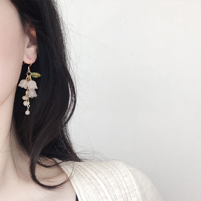 Anting Tusuk Gantung Temperament Desain Bunga Lily Warna Putih Gaya Elegan Untuk Wanita