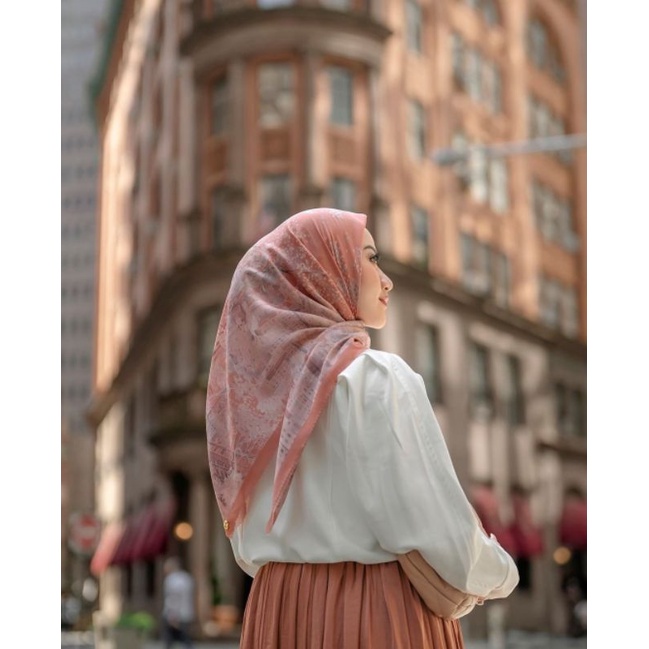 Buttonscarves Series New York 3 Courage