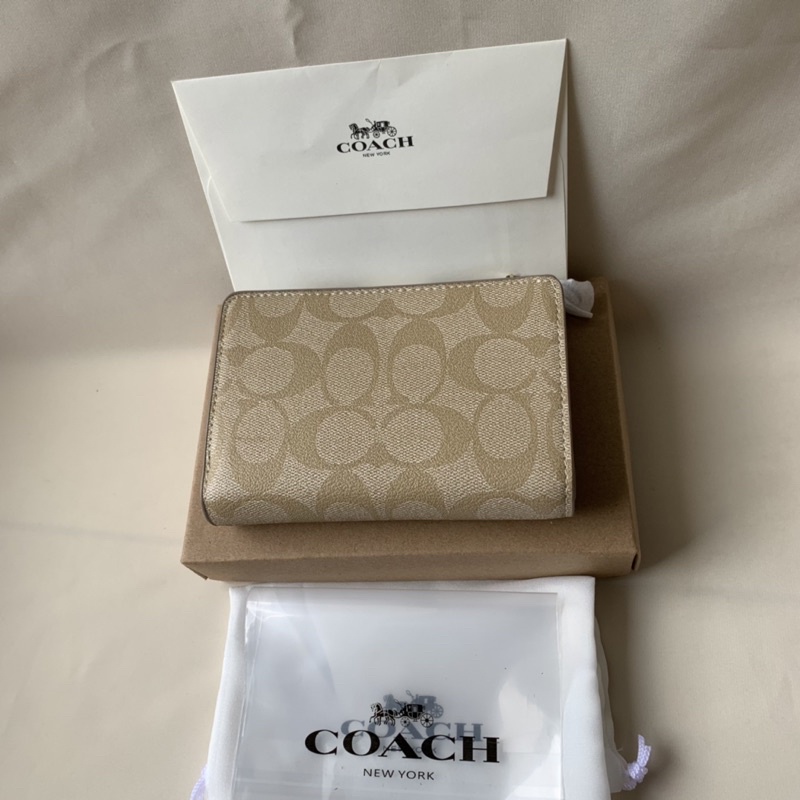 COACH MEDIUM CORNER ZIP WALLET LIGHTER KHAKI CHALK(F31497)