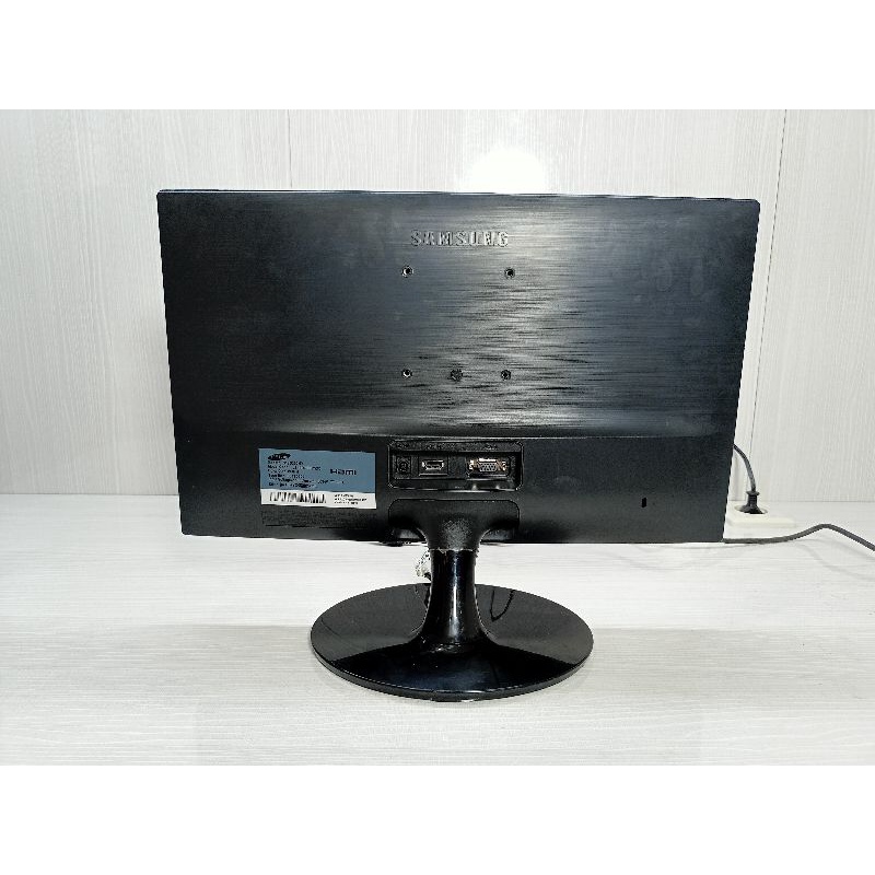 LED Monitor Samsung S19D300 19in Second Bergaransi