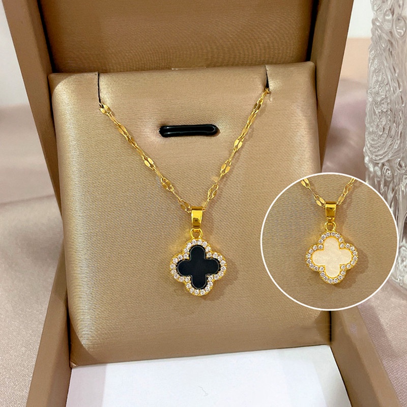 Kalung Titanium asli Wanita anti karat Stainless Steel Hitam dan Putih Dua Sisi Semanggi Liontin necklace Berlian