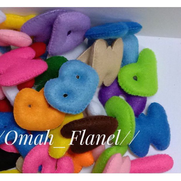 Huruf abjad dari kain flanel