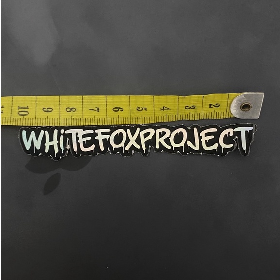 Stiker whitefoxproject text grafiti hologram