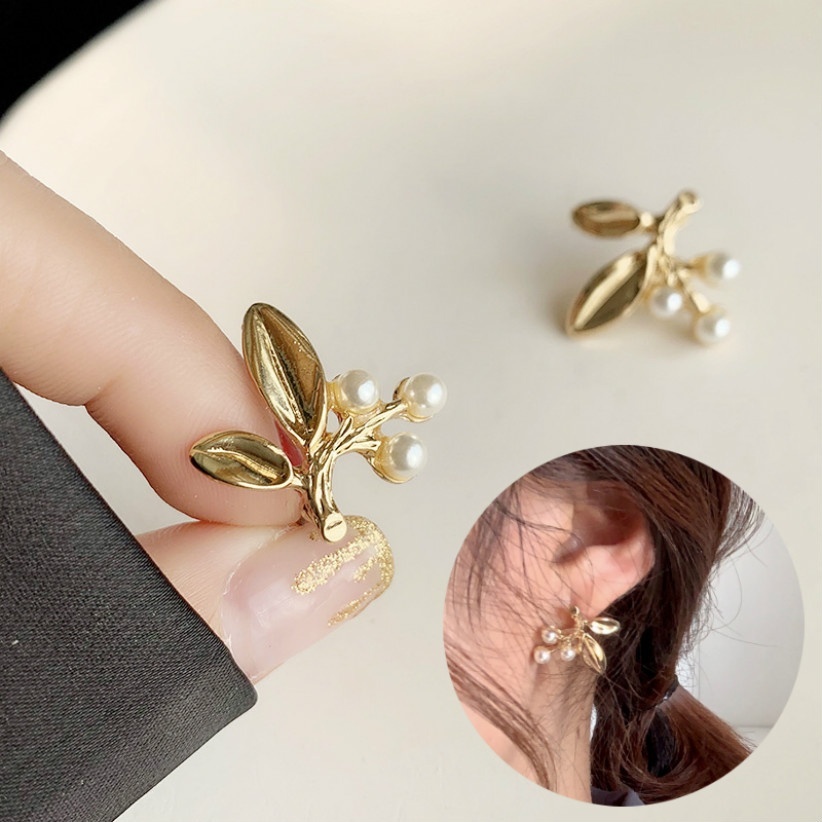 Fashion Trend Leaves Design Simulation Pearl Woman's Stud Earrings Accessories