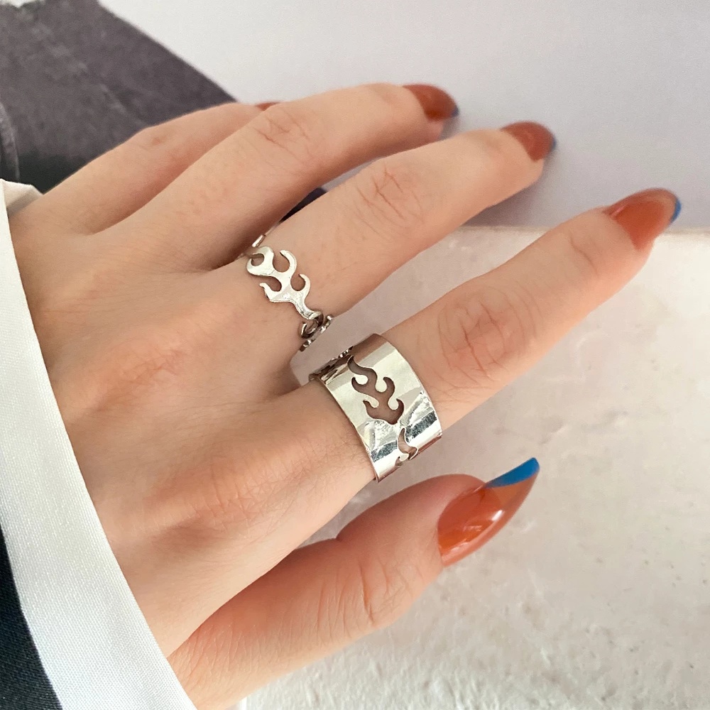 2pcs / Set Cincin Pasangan Desain Api Warna Emas Silver Untuk Pria Dan Wanita