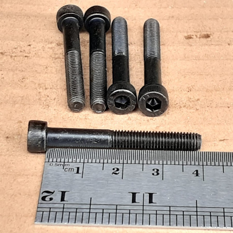 BAUT L BAJA HITAM M8X40MM