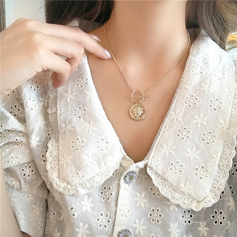 Kalung Rantai Klavikula Desain Koin Bulat Emas Gaya Retro Korea