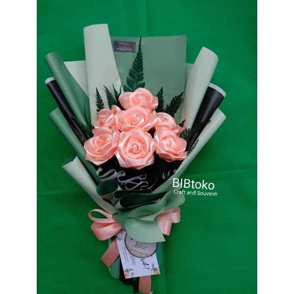 Buket bunga/ buket satin/ buket bunga wisuda/kado wisuda