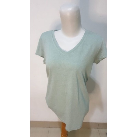 Kaos V neck. GIORDANO. Hijau. Preloved. Mulus. No minus