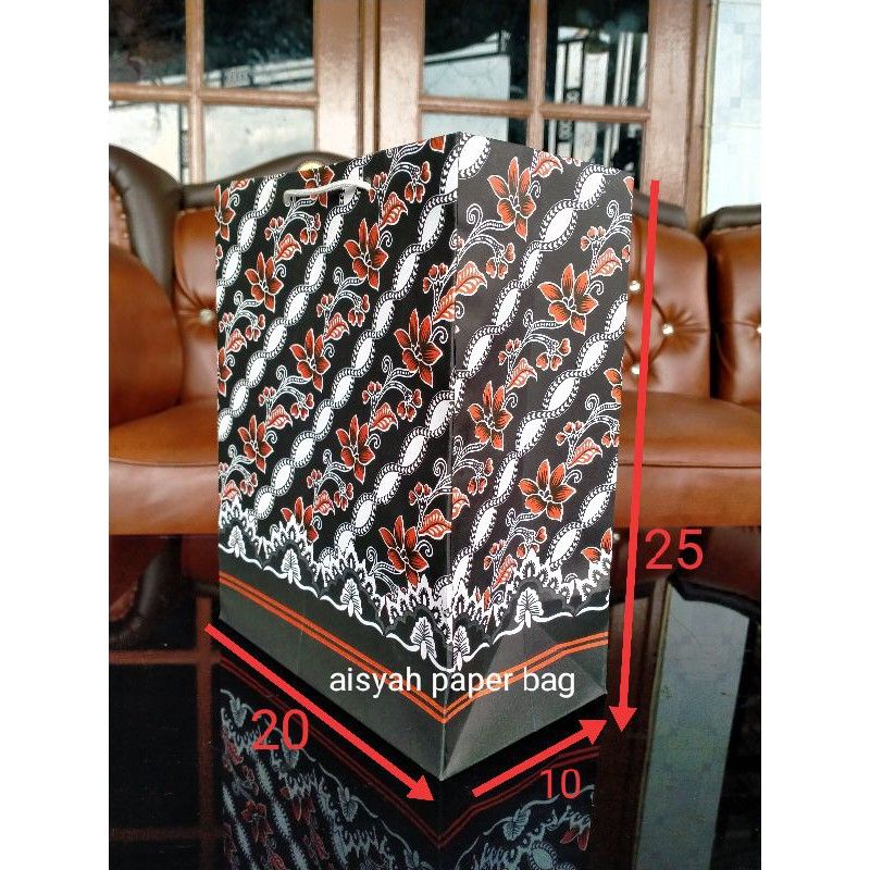 

PAPER BAG MOTIF HITAM/TAS KERTAS BATIK HITAM/ UKURAN 20X11X25