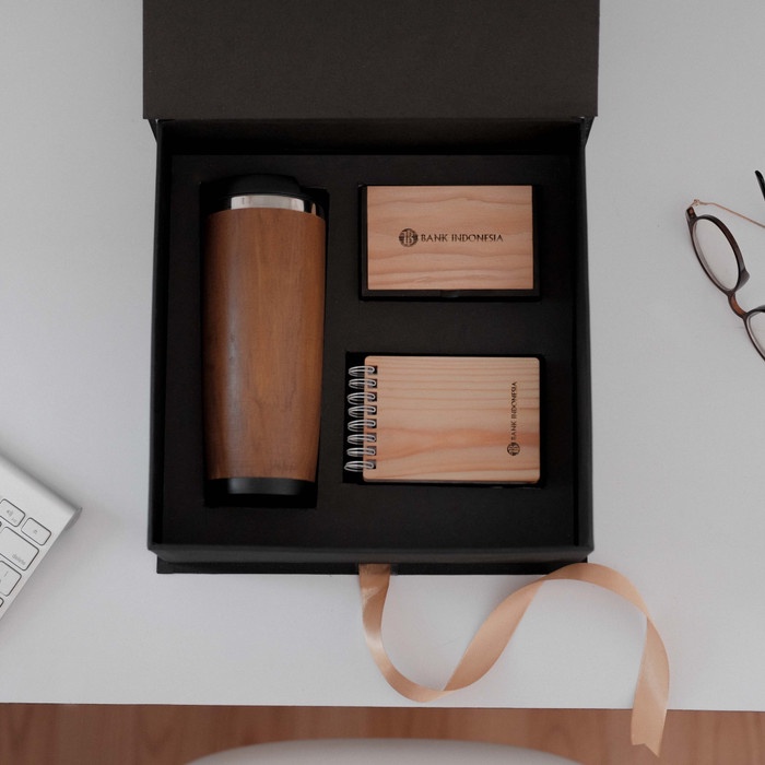 

SADANANDA | Custom Hampers Kayu | Souvenir Kantor | Hampers Idul Fitri