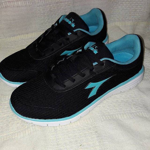 SEPATU WANITA DIADORA ELINI HITAM/BIRU.