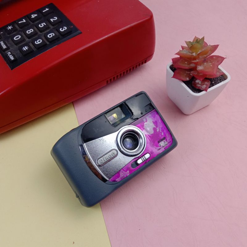 Kamera analog vintage retro jadul untuk pajangan, hiasan dinding, dan dekorasi-Rikon