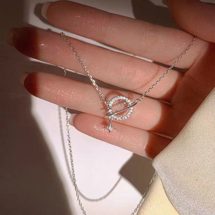 Kalung Rantai Dengan Liontin Bentuk Planet Aksen Berlian Gaya Vintage Korea Untuk Wanita