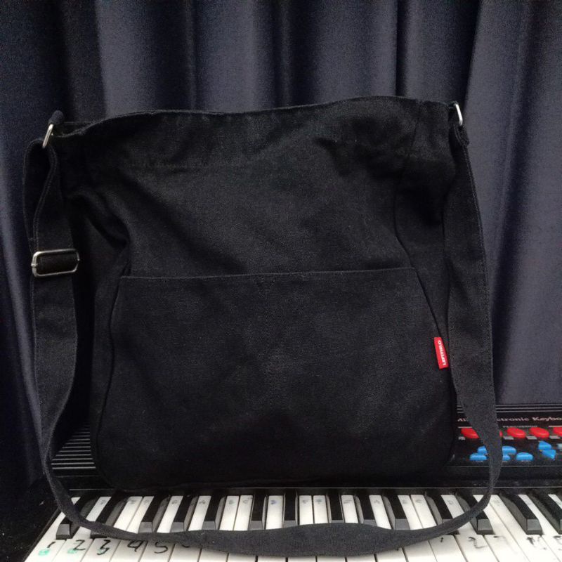 Tas preloved Leftfield hitam
