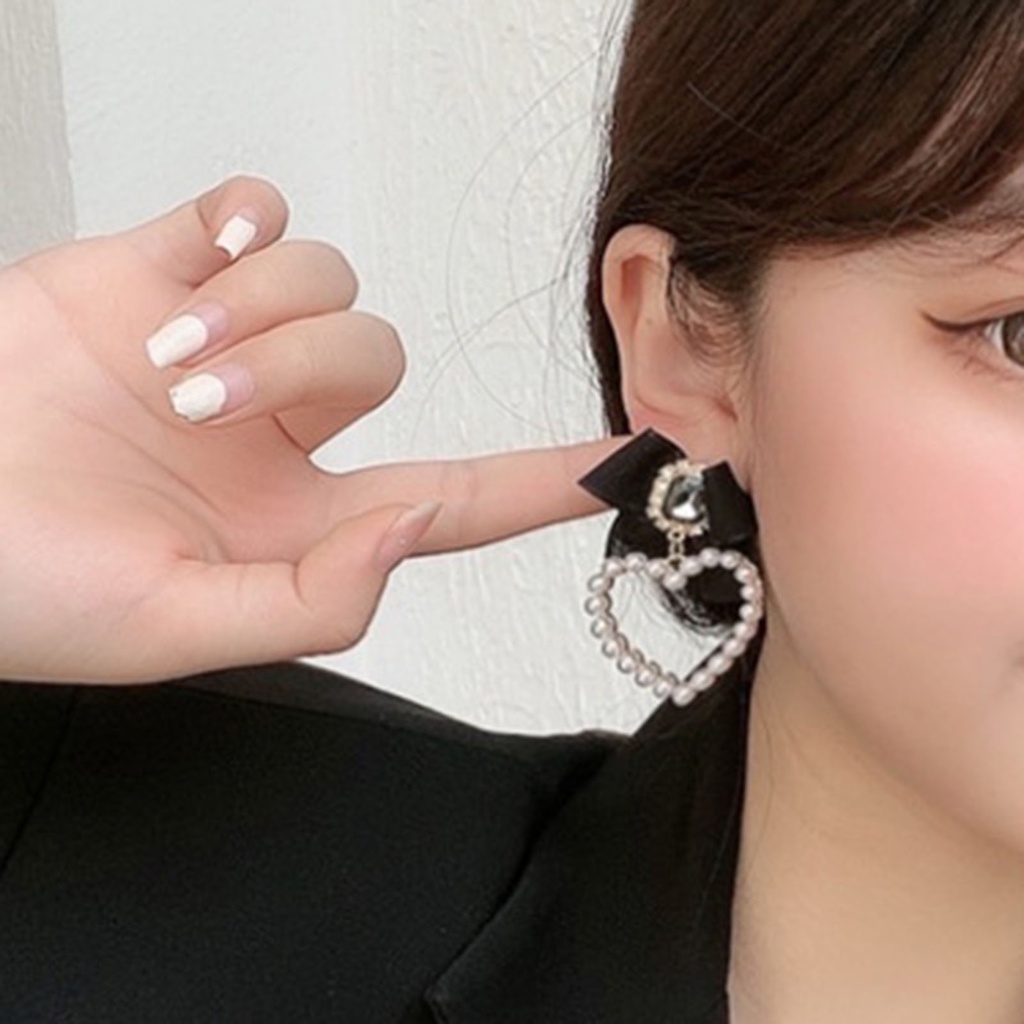 Hu Hu Hu Hu Hu Alat Bantu Pasang Kacamata♡ 1 Pasang Anting Bentuk Pita Aksen Mutiara Imitasi Warna Hitam Gaya Retro Untuk Wanita