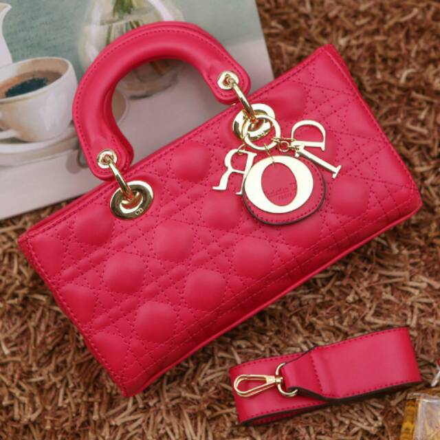 Dior Winter Fashion show bag 1631-1  uk26x6x14 Berat 7 ons

- Rose
- Pink
SaleRp220.000 Nett