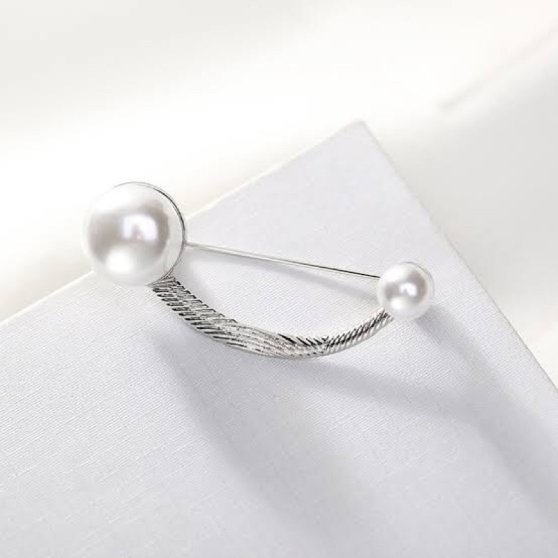 Brooch / bros cantik / bros jilbab / bros murah / bros murmer / bros love / bros geometri / Bros Mewah Bros Elegan Bros Hijab Bros Kebaya Bros Dada bros Tuspin Bros Pin Btrooch Korean Style Brooch AKsesories Jilbab Accessories BRS-B02 Bros Daily BZO-SILVER-SMALL CURVED