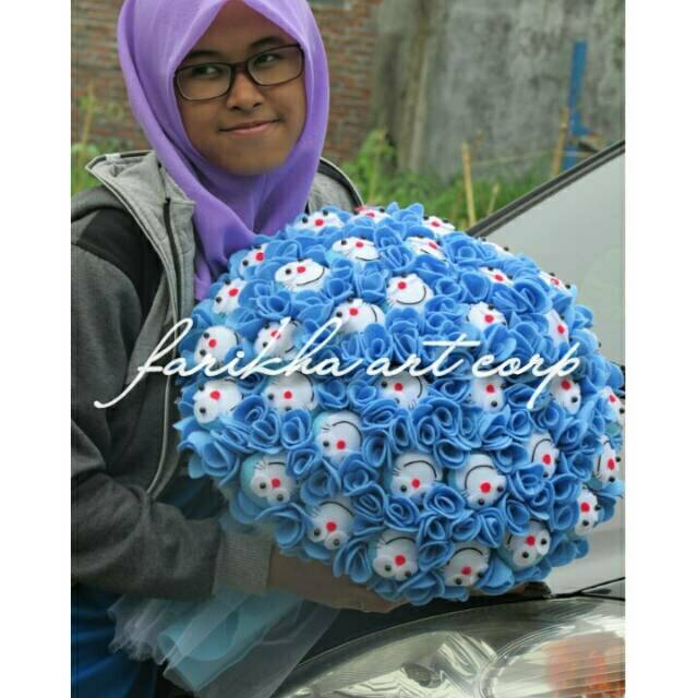 Buket Boneka Doraemon kado wisuda ulang tahun bunga