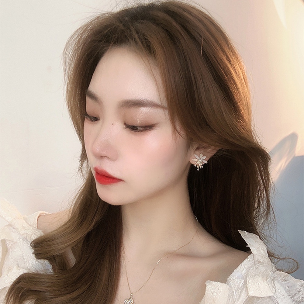 Anting Stud Desain Bunga Aksen Mutiara Gaya Elegan Untuk Wanita