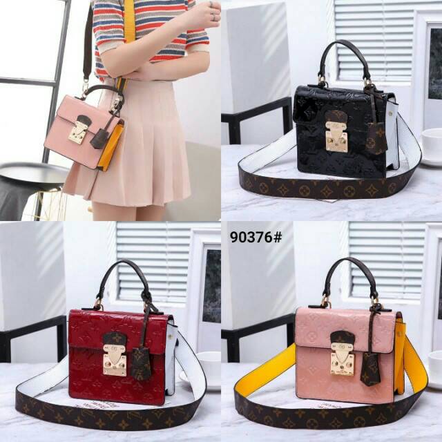 Lv Louis Vuitton Spring Street Top Handle Bag
Kode 90376 (sv)