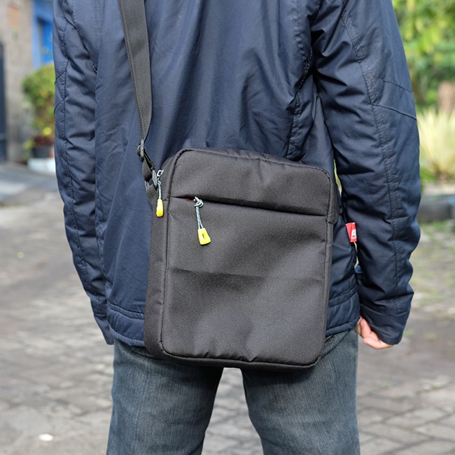 Tas Selempang Messenger Pria Wanita Hitam Polos