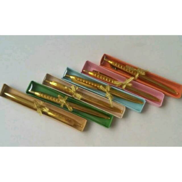 

Souvenir pulpen emas box mika