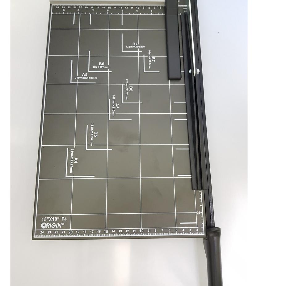 

Recomend ALAT PEMOTONG KERTAS PAPER CUTTER UKURAN F4 MERK ORIGIN ✓