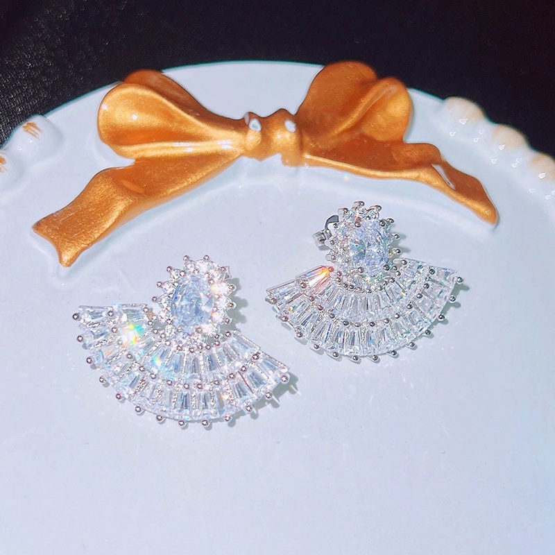 Anting Tusuk Bentuk Kipas Warna Silver Dengan Mutiara Imitasi Untuk Wanita