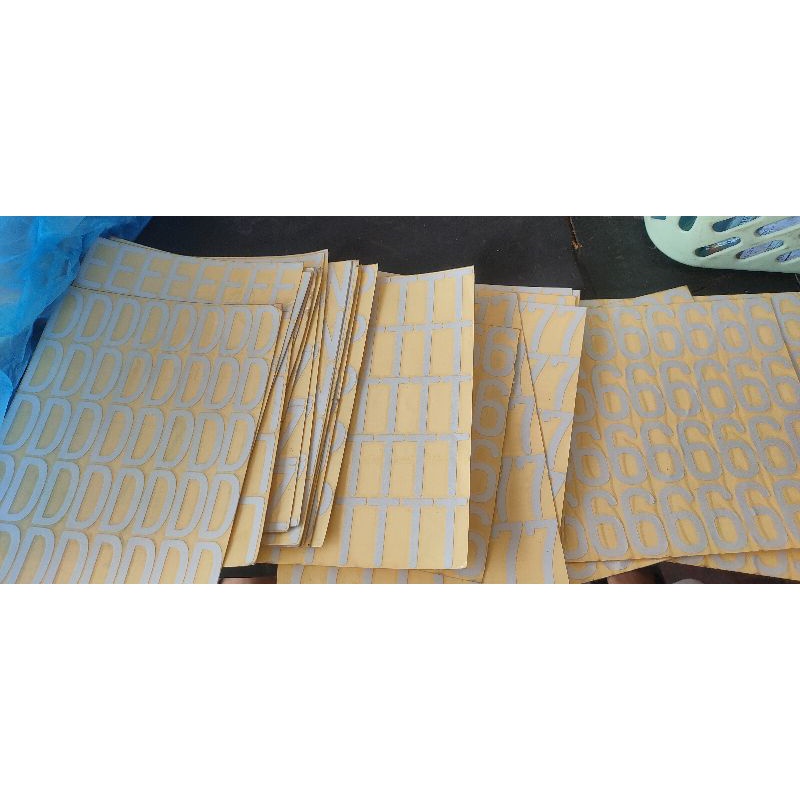 

stiker huruf abjad dan nomor