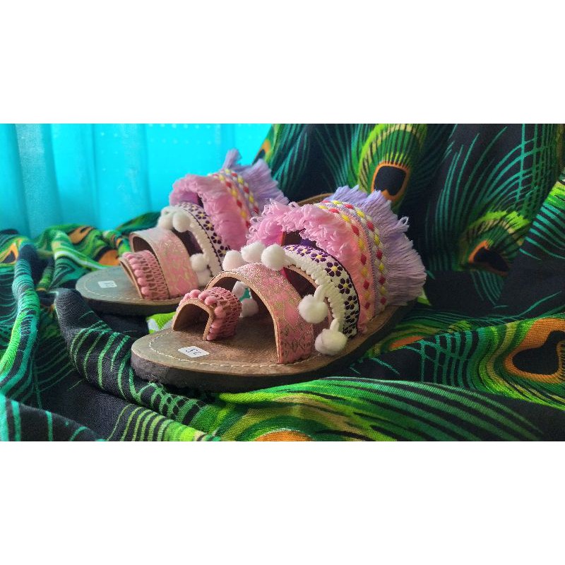 Sandal etnik bohemian renda dayak, renda indian, renda bunga melati,  pom-pom, dengan gesper