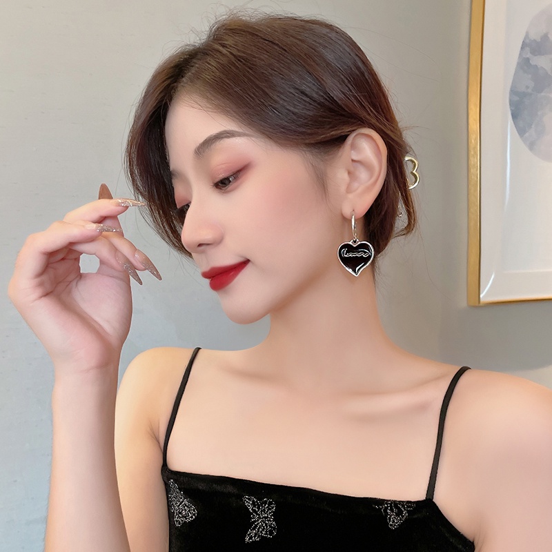 Anting Bentuk Hati Warna Hitam Gaya Retro