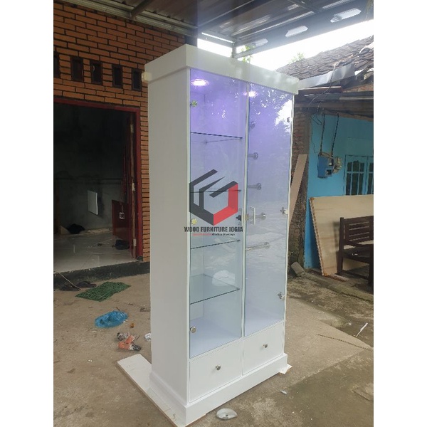 Lemari tas dan hijab