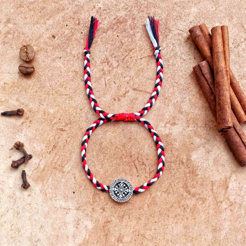 Gelang Tridatu Jalin Charm Cakra Sudarsana / Gelang Tridatu Khas Bali / Gelang Tridatu Kepang / Gelang Bali  / Kerajinan Bali / Oleh Oleh Bali / Gelang Sridatu / Gelang Tridatu Simpel / Gelang Tridatu Custom / Craftdewata
