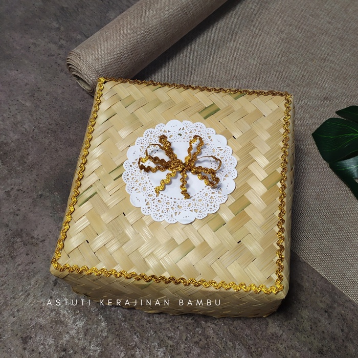 Besek Natural Hias Pita Renda 22 x 22 x 8 cm/Hampers Bambu/Besek Bambu/Packaging Bambu/Wadah Makanan