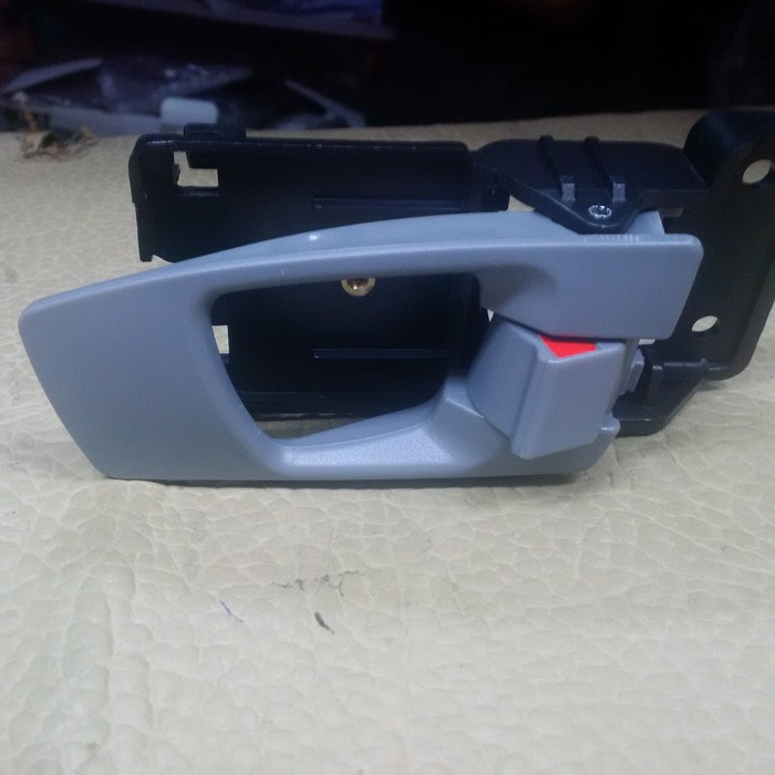 Handel pintu dalam Kia Carens II