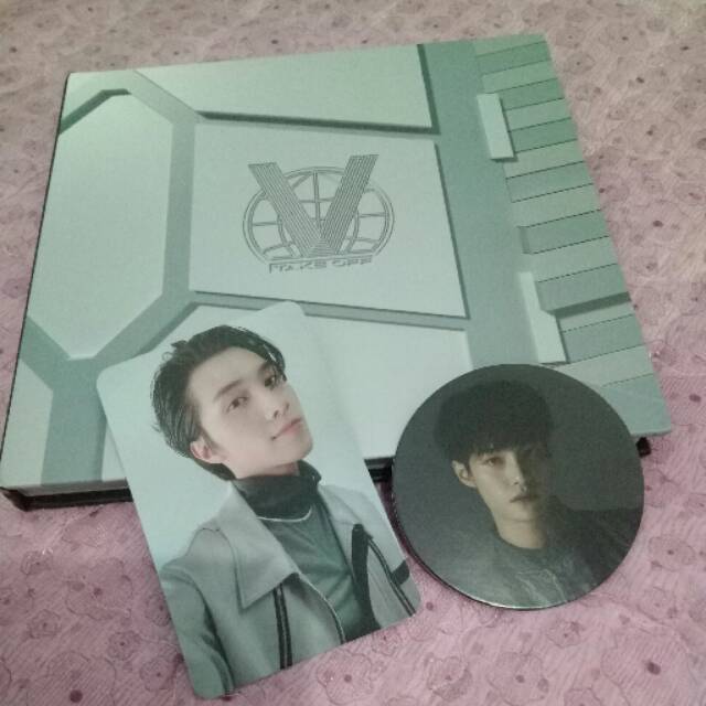 (BOOKED) UNSEALED WAYV TAKE OFF (HENDERY PHOTOCARD + YANGYANG CIRCLE CARD)