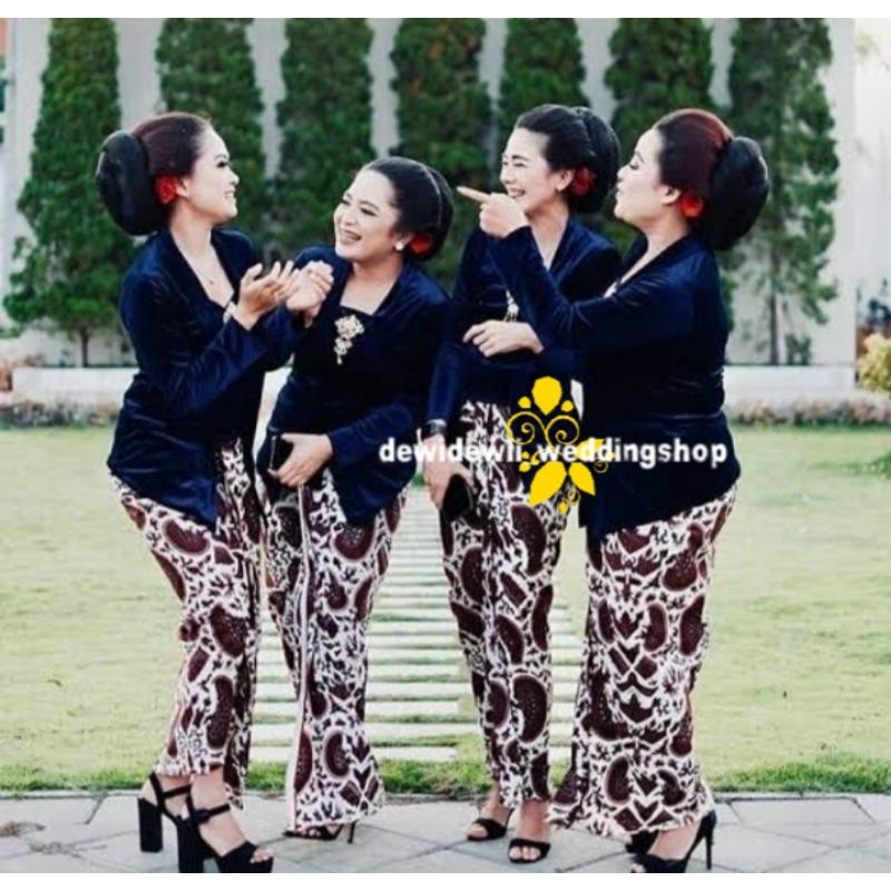 Kebaya Bludru Kutubaru, Warna Navy