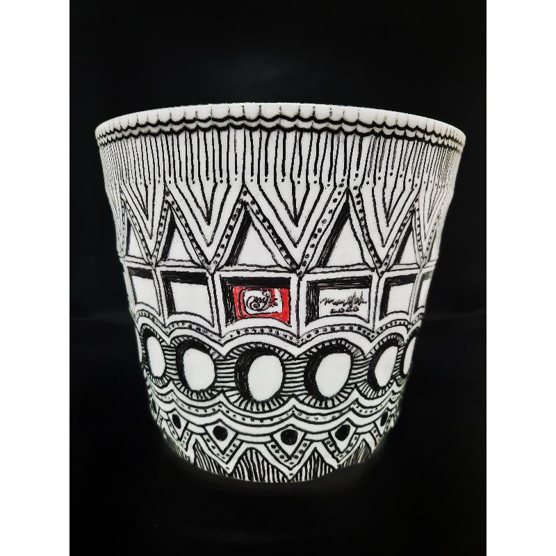 

Pot Lukis Monochrome