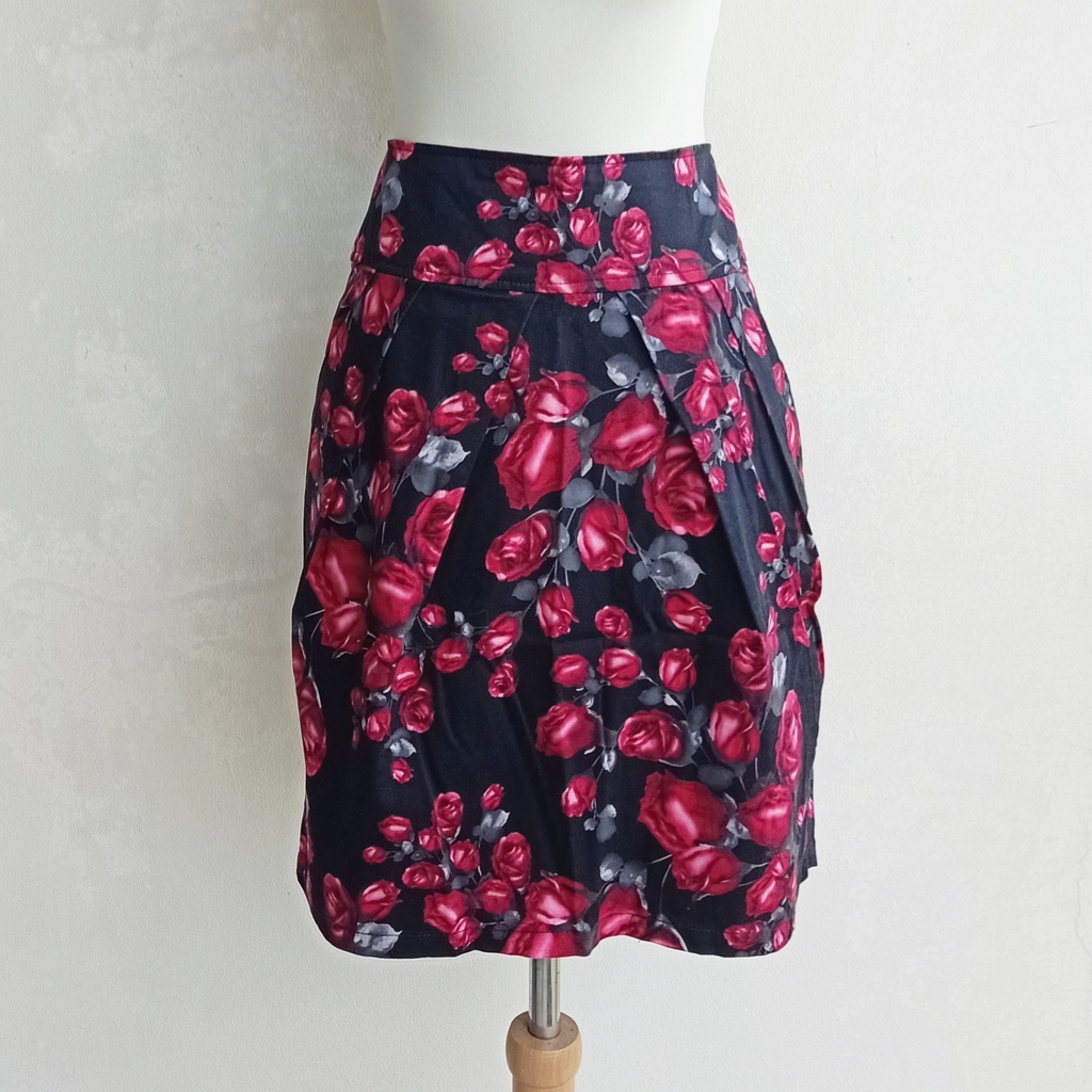 original Uptown Girl red rose black skirt / preloved rok hitam mawar merah