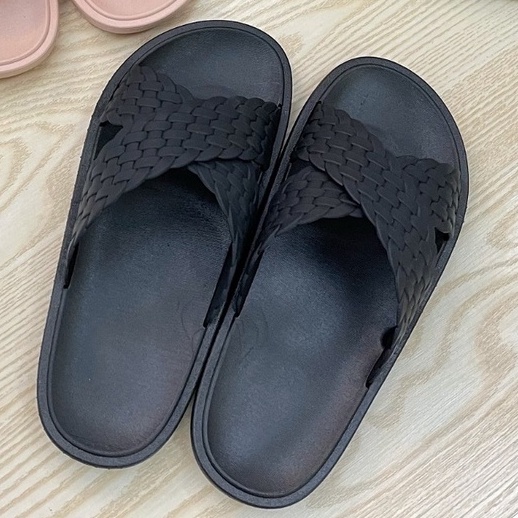 [BEST SELLER] Sendal Jelly Cuted BLC Import Full Karet Lentur Elastis Sandal Slop Silang Kokop-Hitam Kepang