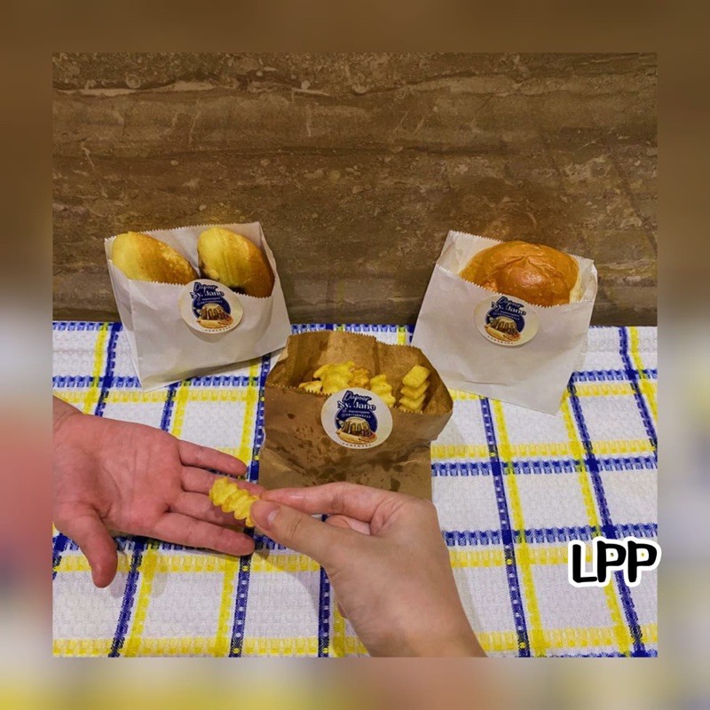 

Paper bag/Kantong Kertas size S ~ Uk 10.5x11+ 3 ( Gaset ) cm ~ Kantong Roti, Donut, Snack dll