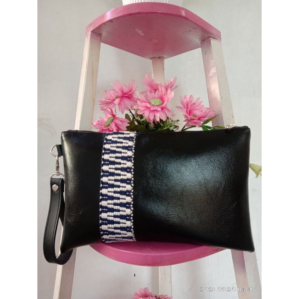 Clutch wanita banyak ruang