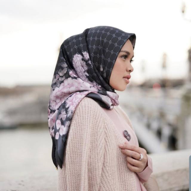 Buttonscarves Hydrangea NOIR PO