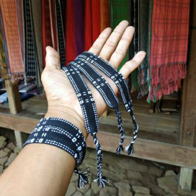  Gelang  etnik  dari bahan tenun asli dari tenun khas suku 